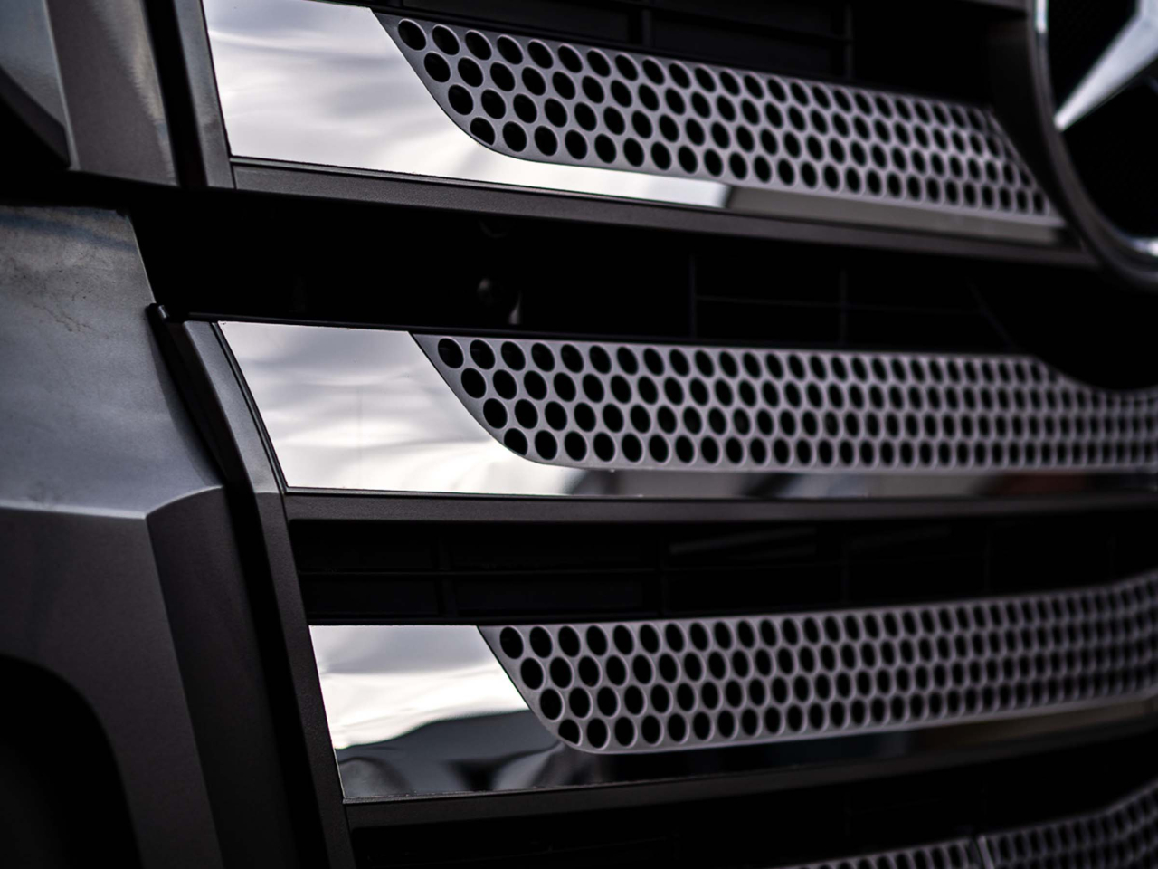 Preview: Kühlergrill Applikation passend für Ihren Actros MP4 & MP5